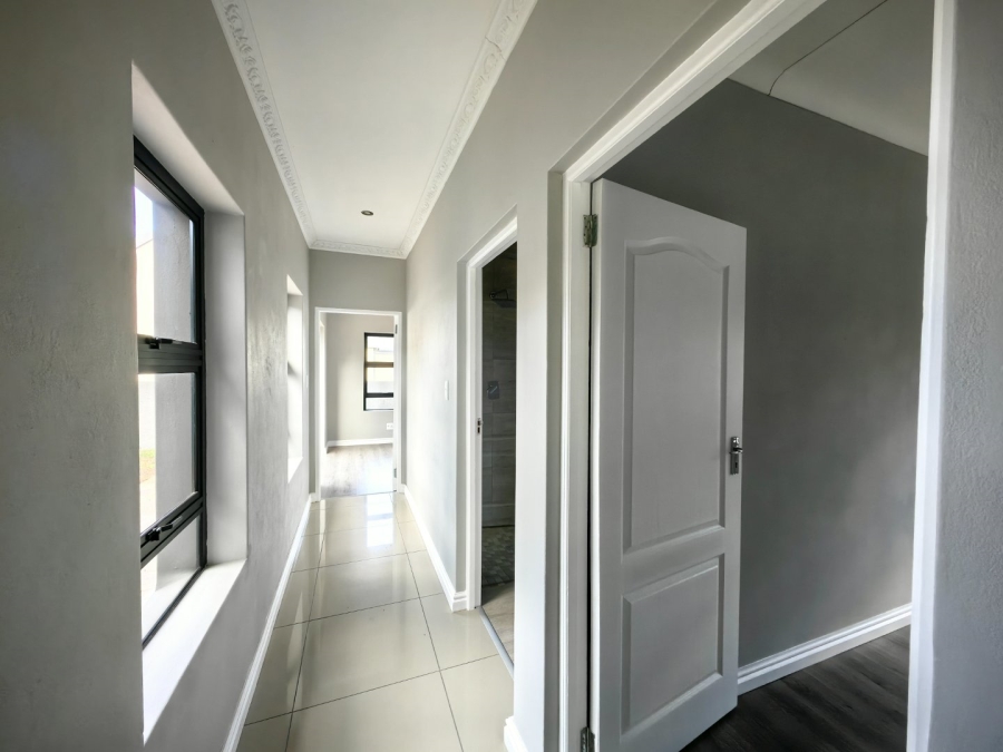 To Let 4 Bedroom Property for Rent in Blue Mountain Village Western Cape